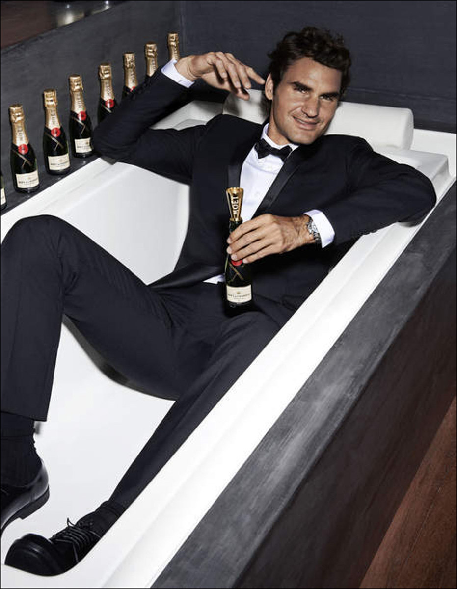 Мужчина с бокалом вина. Moët Chandon Federer. Мужчина с шампанским. Мужчина с бокалом. Парень с бокалом.