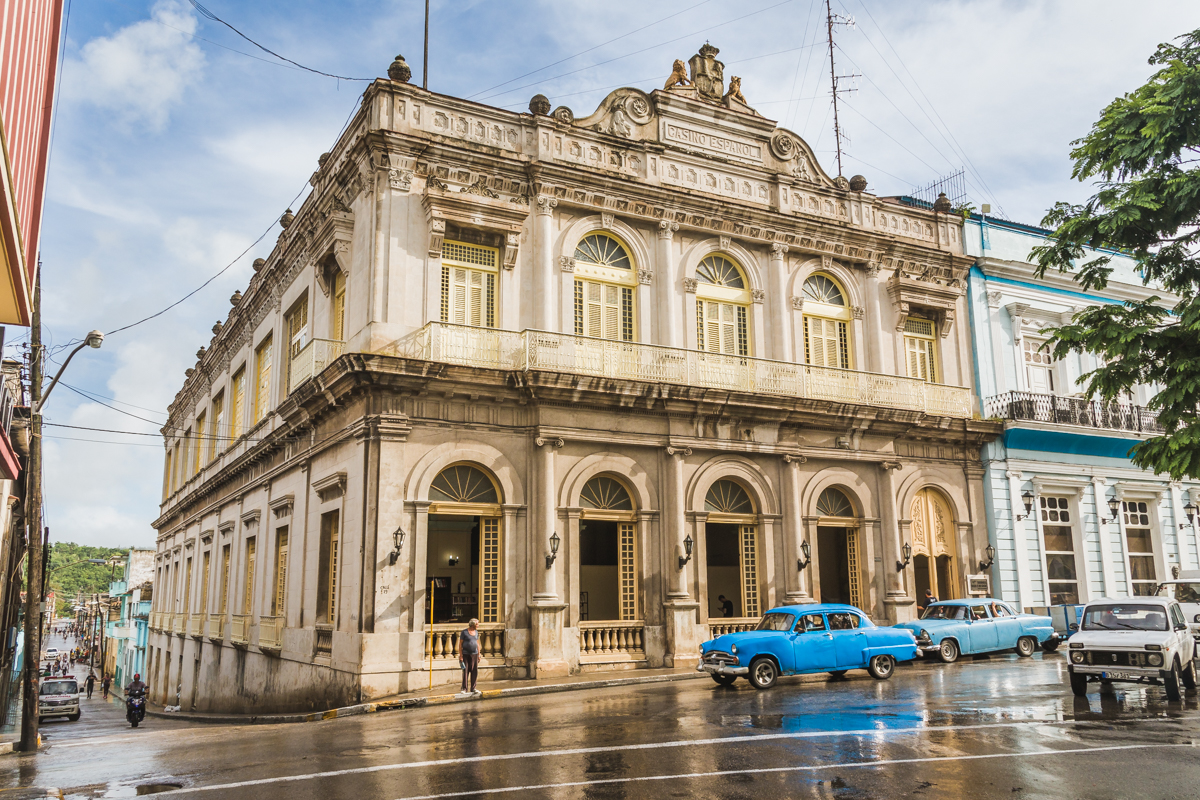 Antique cars, sugar cane, natural landscapes and paradisiacal beaches ...